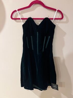 NWT Lulu's Emerald Green Velvet Strapless Mini Dress Size Medium Lined